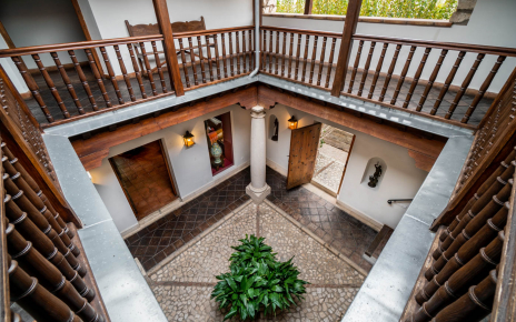 Galería con vistas al patio con acceso a algunas habitaciones